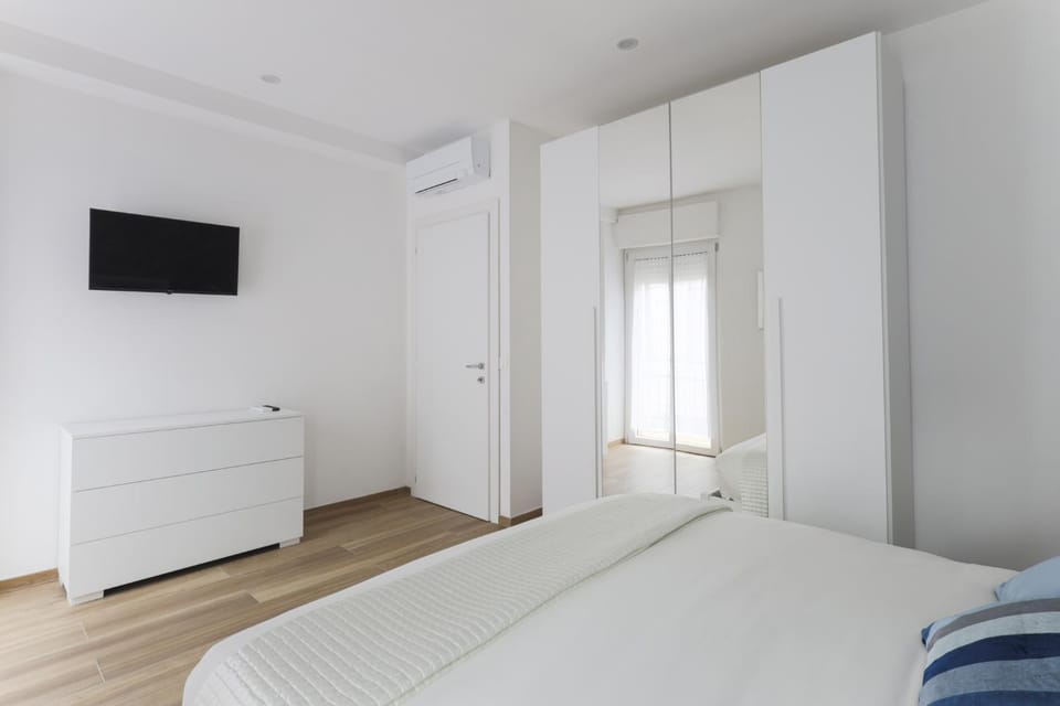 Photo of the whole room, furniture, wardrobe, air conditioner