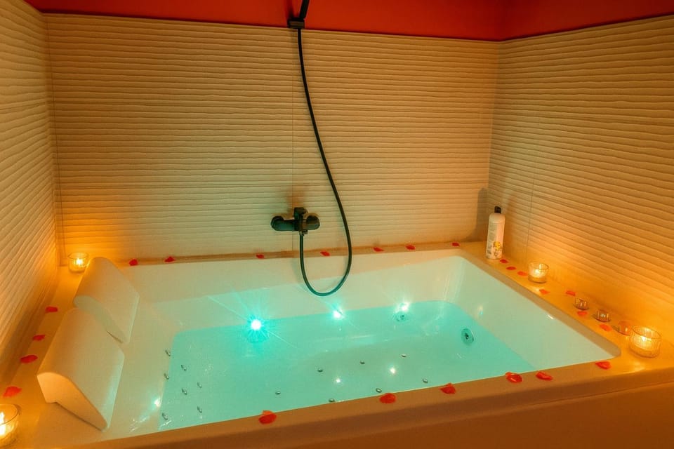 Hot Tub, Bathroom