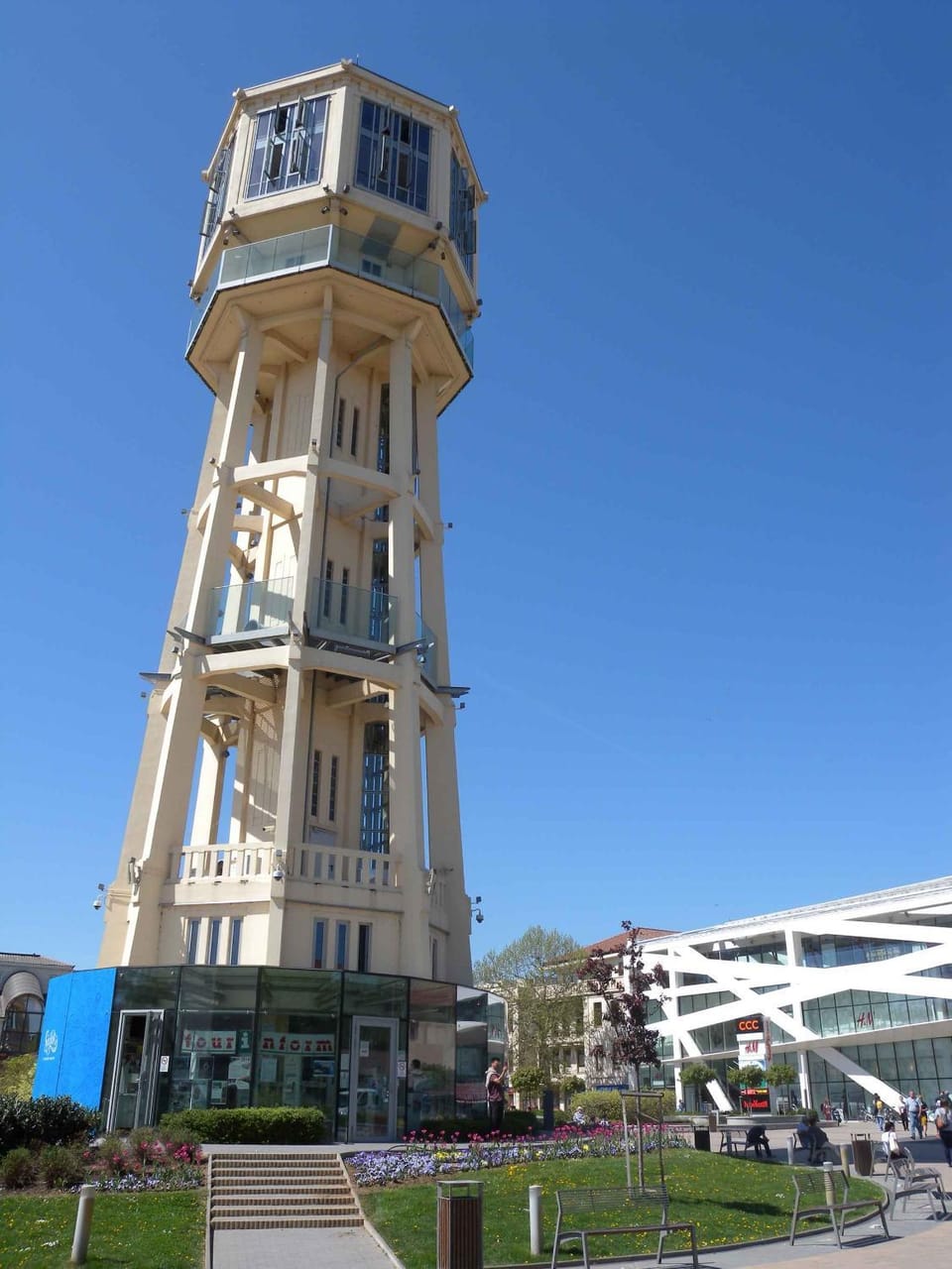 Nearby landmark, Summer