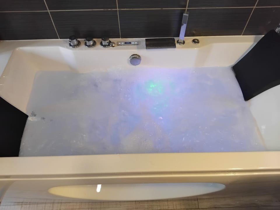 Hot Tub, Bathroom