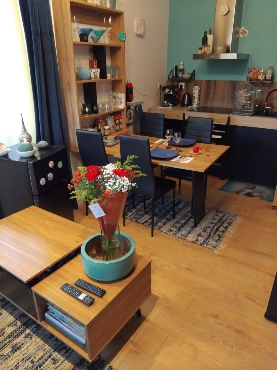 Kitchen or kitchenette, Dining area