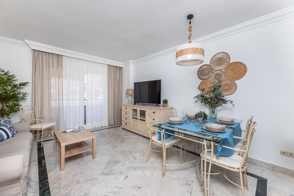 MARBELLA HOME RENTALS - Marina Banus, Puerto Banus, 2BR Best location, pool & parking Apartment in Marbella