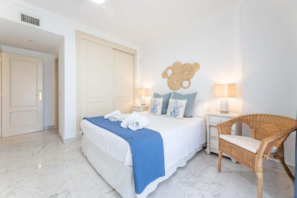 MARBELLA HOME RENTALS - Marina Banus, Puerto Banus, 2BR Best location, pool & parking Apartment in Marbella