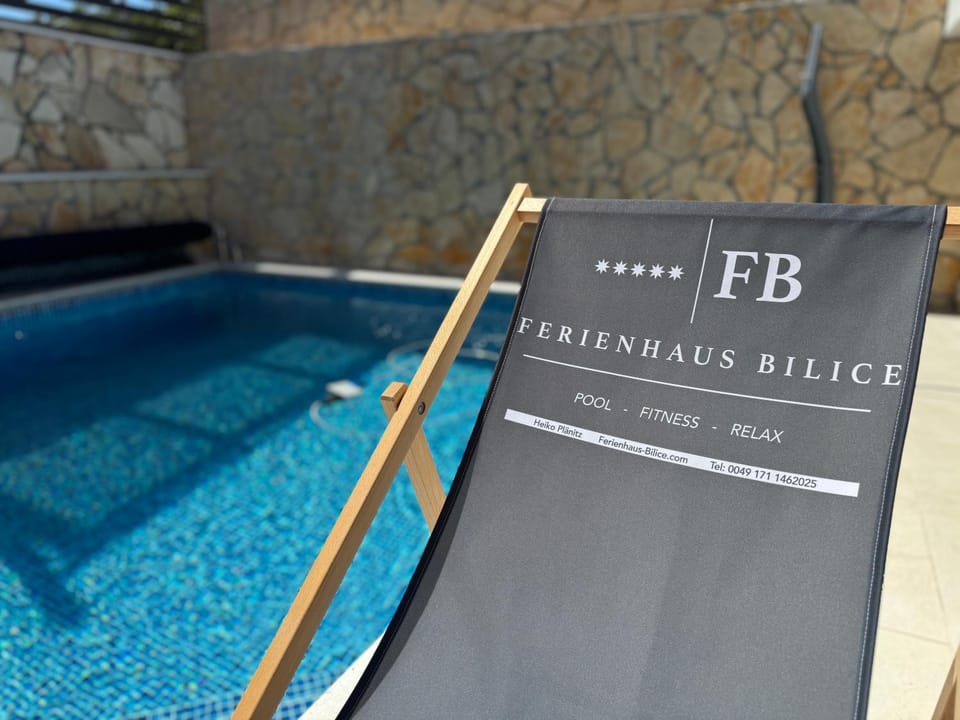 Pool view, Swimming pool, sunbed
