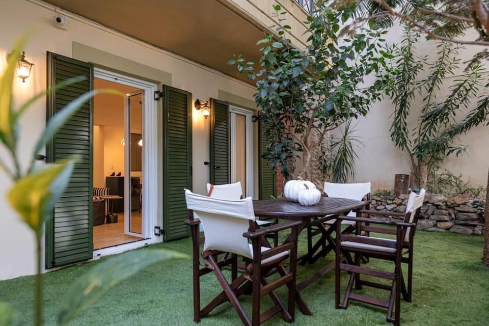 Patio, Spring, Day, Garden, Seating area, Dining area, Garden view