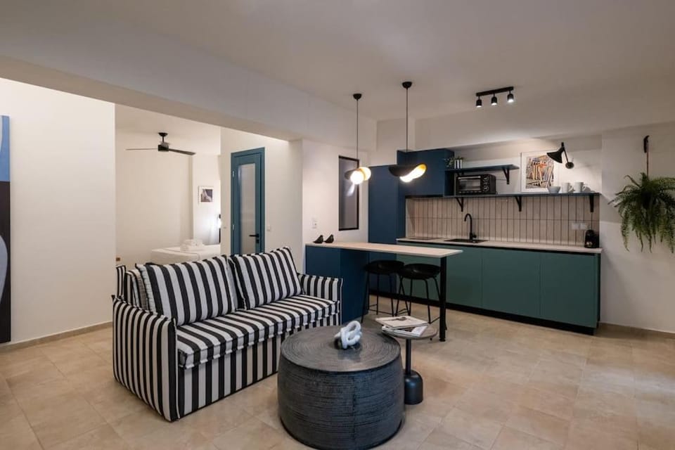 Kitchen or kitchenette, Living room, Seating area, Dining area