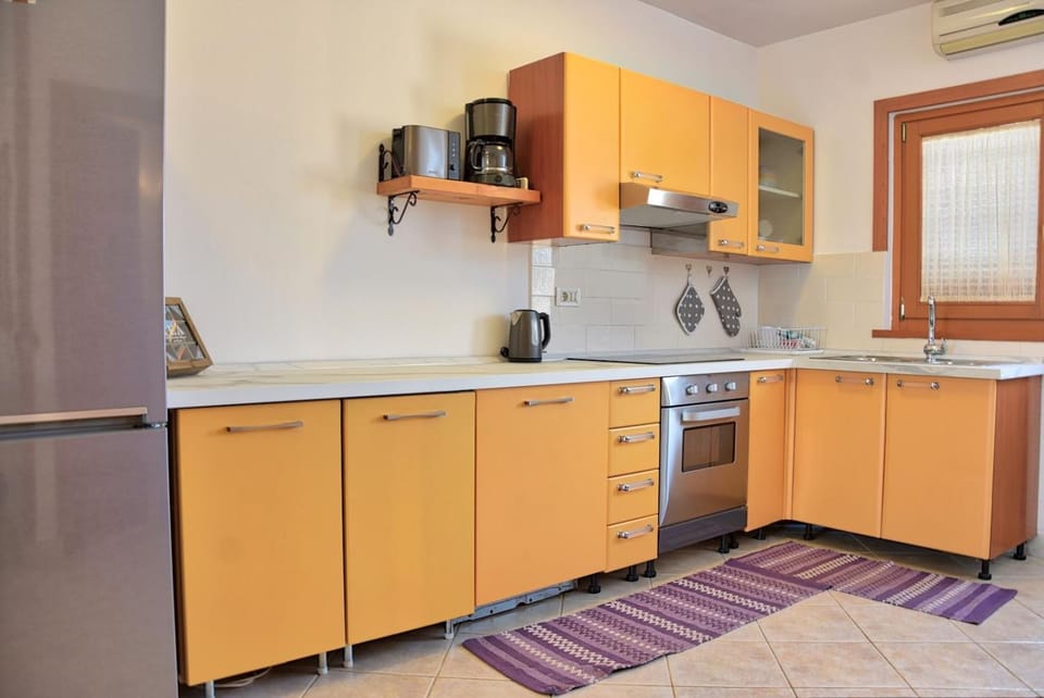 Coffee/tea facilities, oven