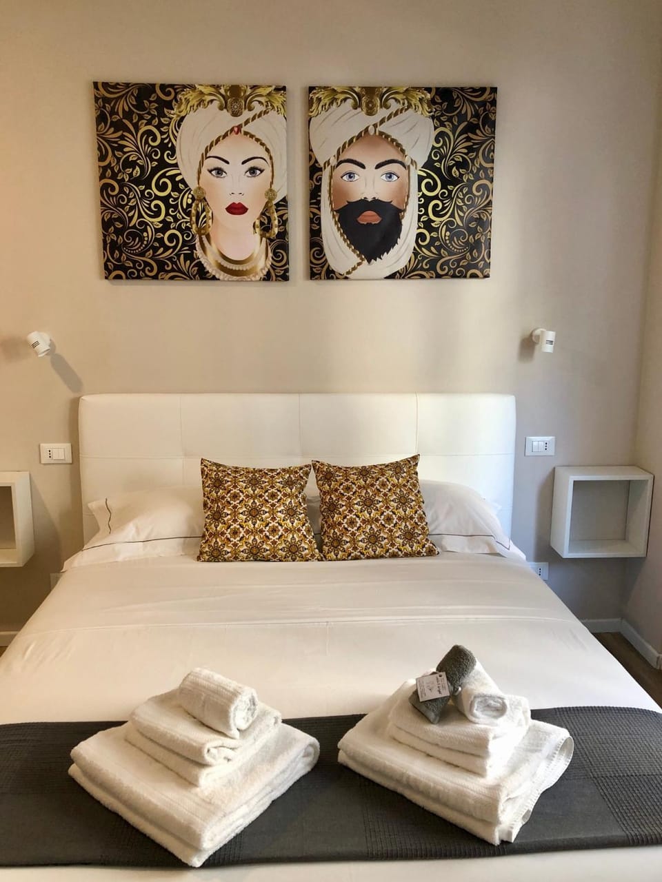 Bed, Photo of the whole room, Bedroom, towels