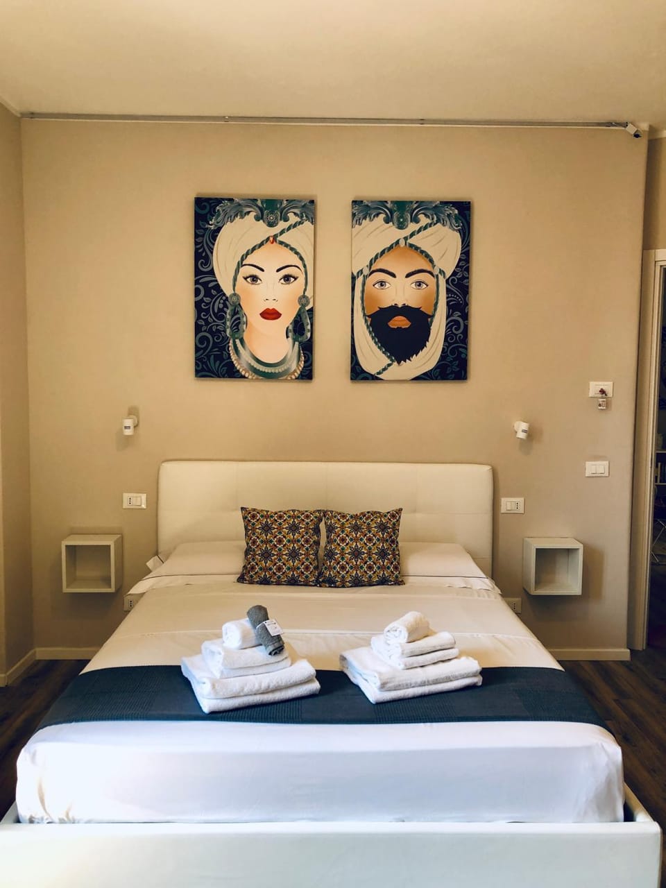 Bed, Photo of the whole room, Bedroom, towels