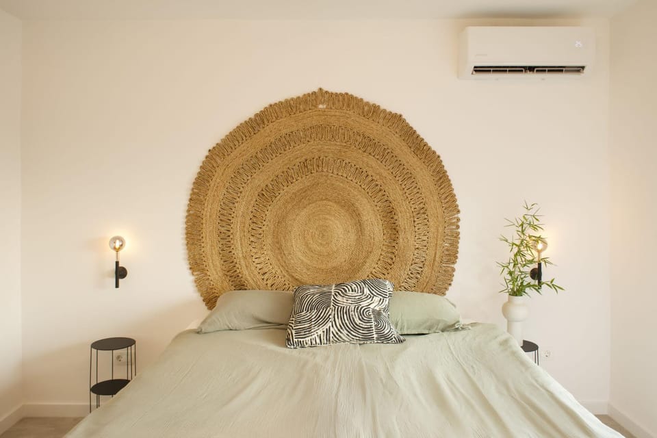 Bed, Bedroom, air conditioner