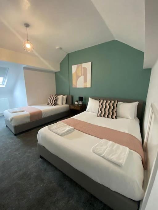 3-Bed House Near M1 & Meadowhall with Free Parking Apartment in Rotherham