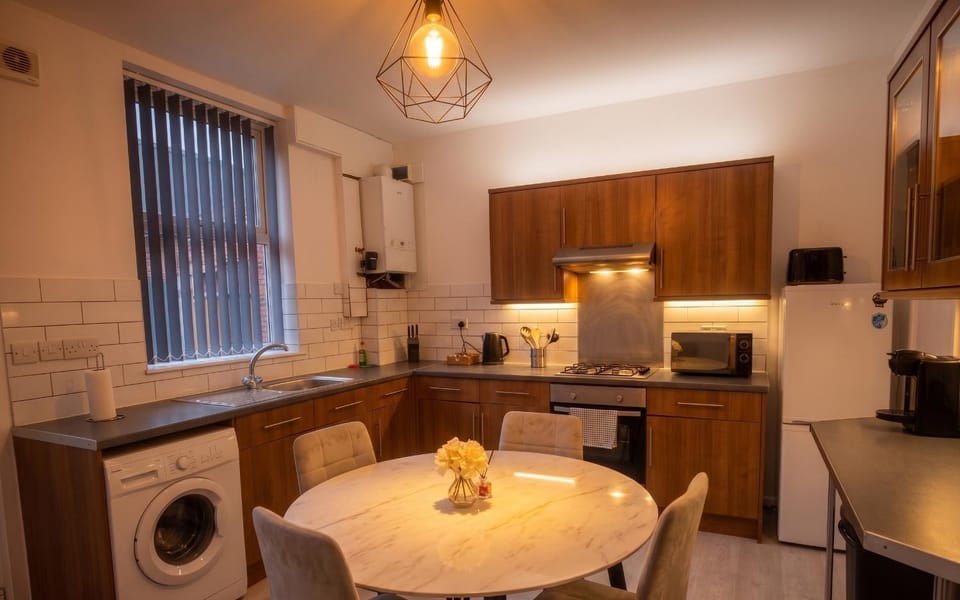 3-Bed House Near M1 & Meadowhall with Free Parking Apartment in Rotherham