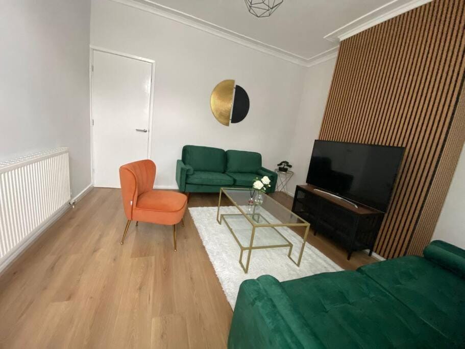 3-Bed House Near M1 & Meadowhall with Free Parking Apartment in Rotherham