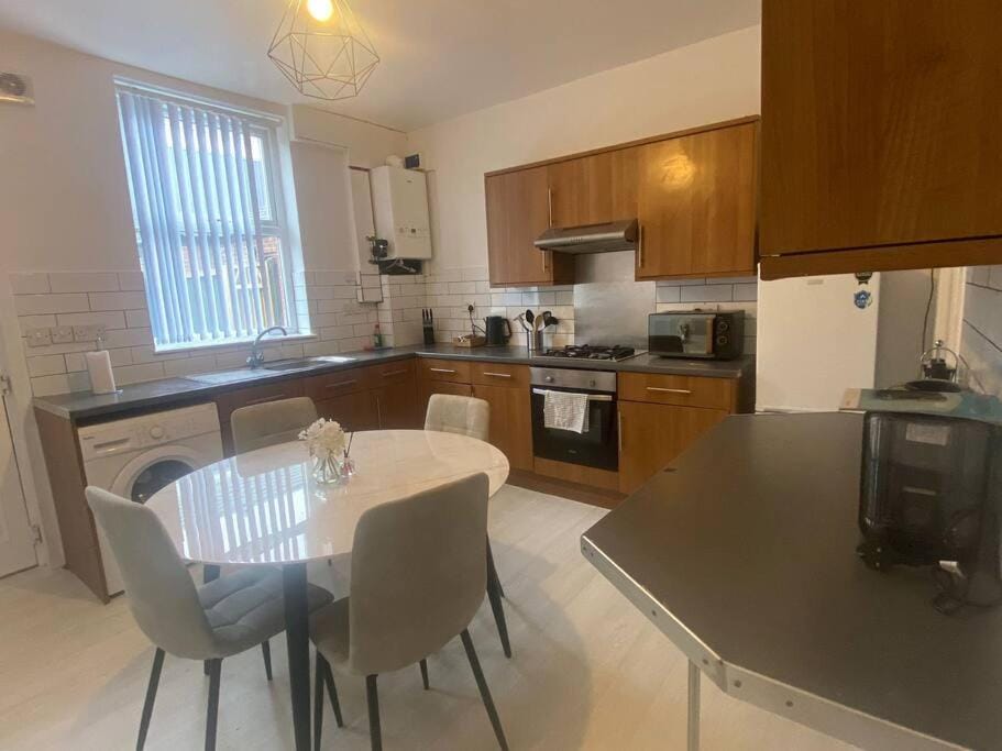 3-Bed House Near M1 & Meadowhall with Free Parking Apartment in Rotherham