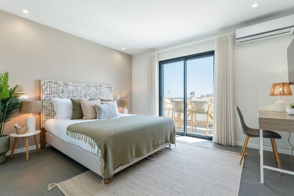 Bed, Photo of the whole room, Seating area, Bedroom