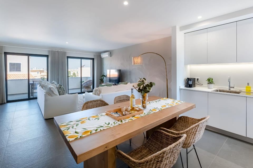 Coffee/tea facilities, Kitchen or kitchenette, Living room, Seating area, Dining area