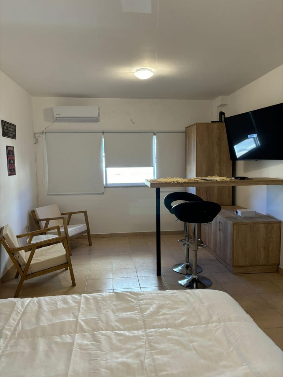 TV and multimedia, Living room, Photo of the whole room, Seating area, Dining area