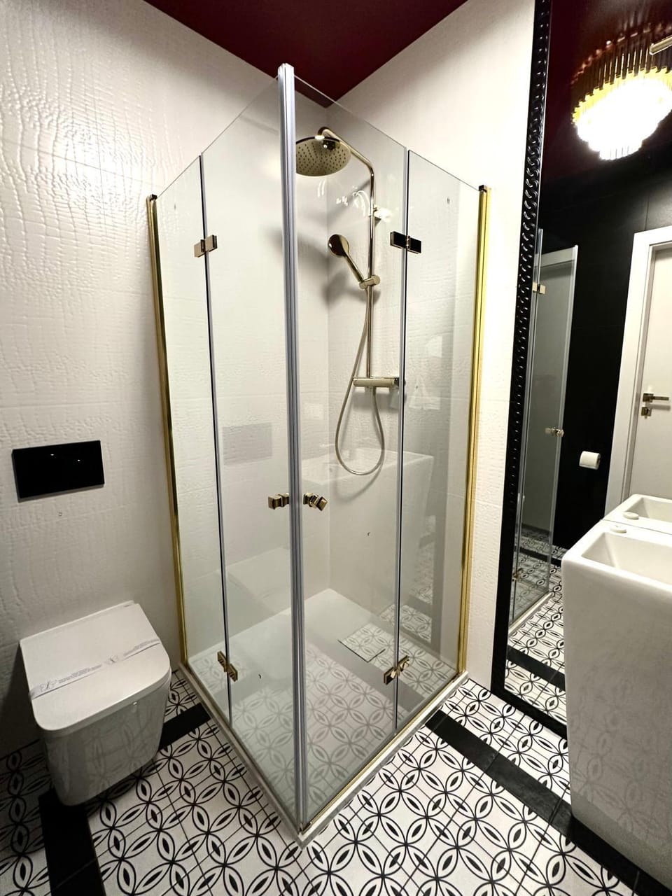 Shower, Bed, Bathroom, Photo of the whole room, Bedroom, towels