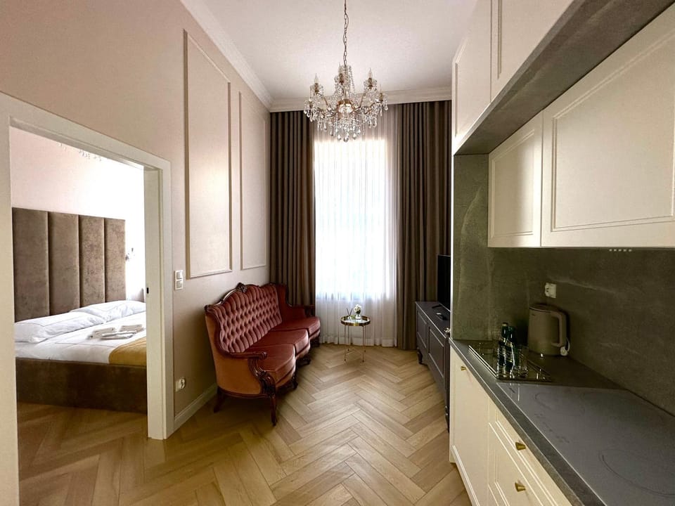 Bed, Kitchen or kitchenette, Living room
