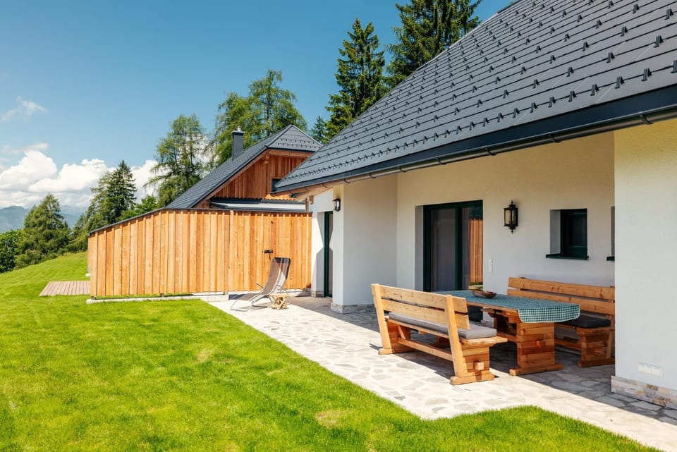 Property building, Patio, Spring, Day, Garden, Balcony/Terrace, Dining area, Garden view