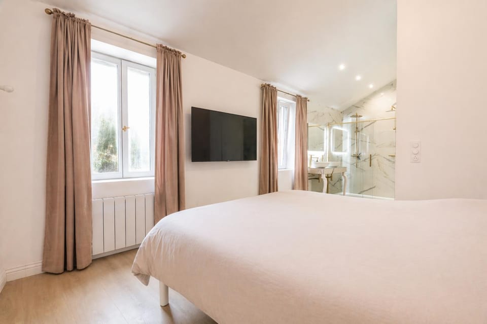 Bed, TV and multimedia, Photo of the whole room, Bedroom