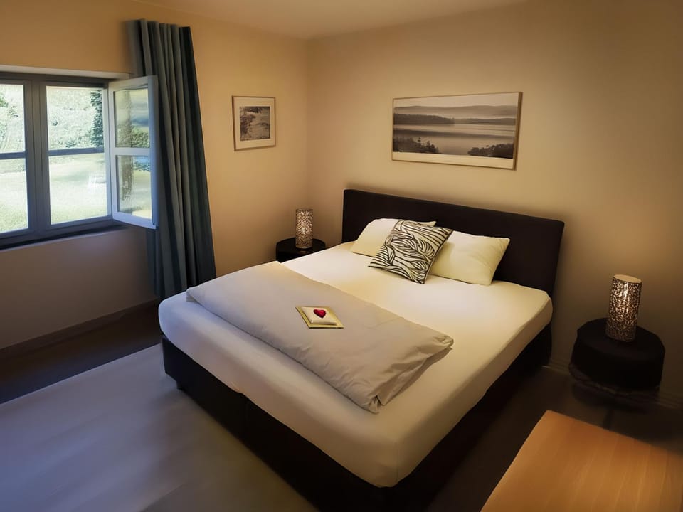 Restaurant/places to eat, Bed, Photo of the whole room, Hiking, Bedroom, Breakfast