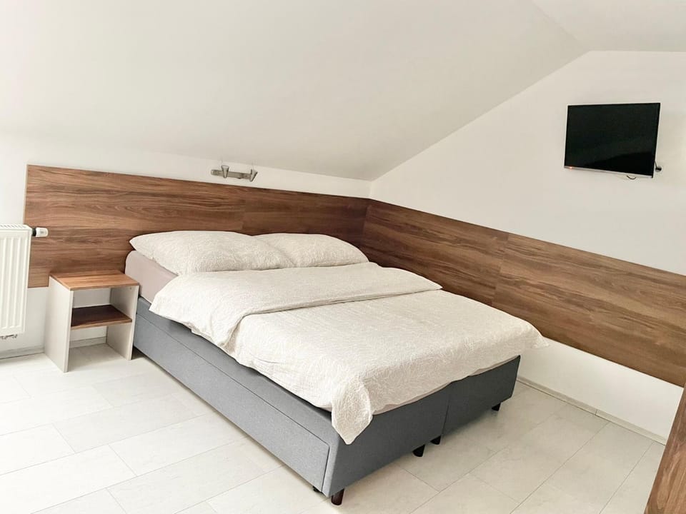 TV and multimedia, Photo of the whole room, Bedroom