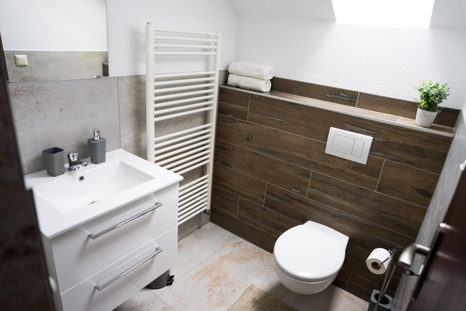 Toilet, Bathroom, towels