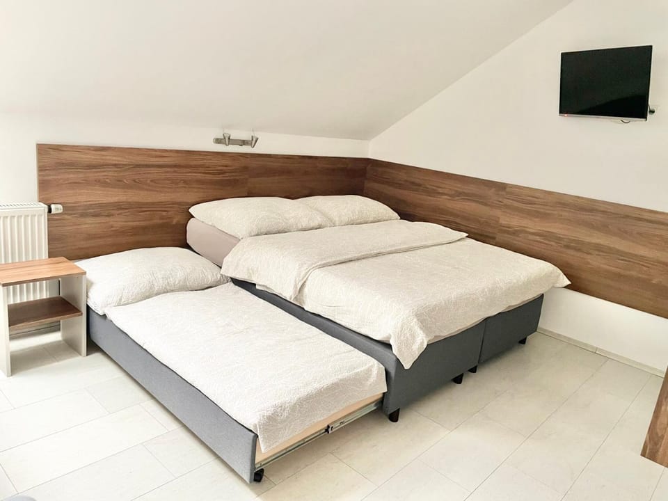 TV and multimedia, Photo of the whole room, Bedroom