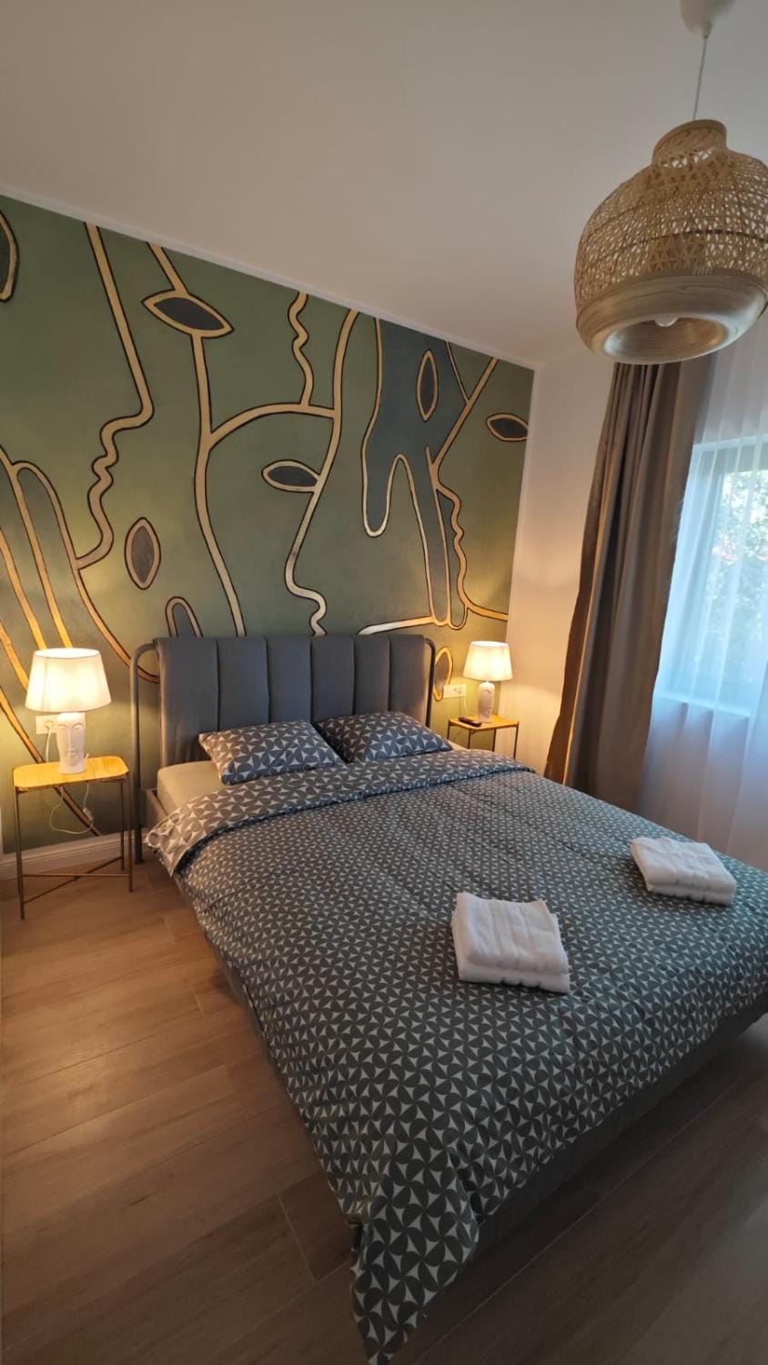 Bed, Photo of the whole room, Bedroom, towels