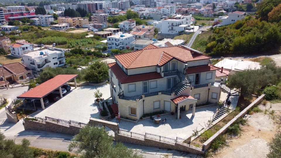 Property building, Garden, Parking