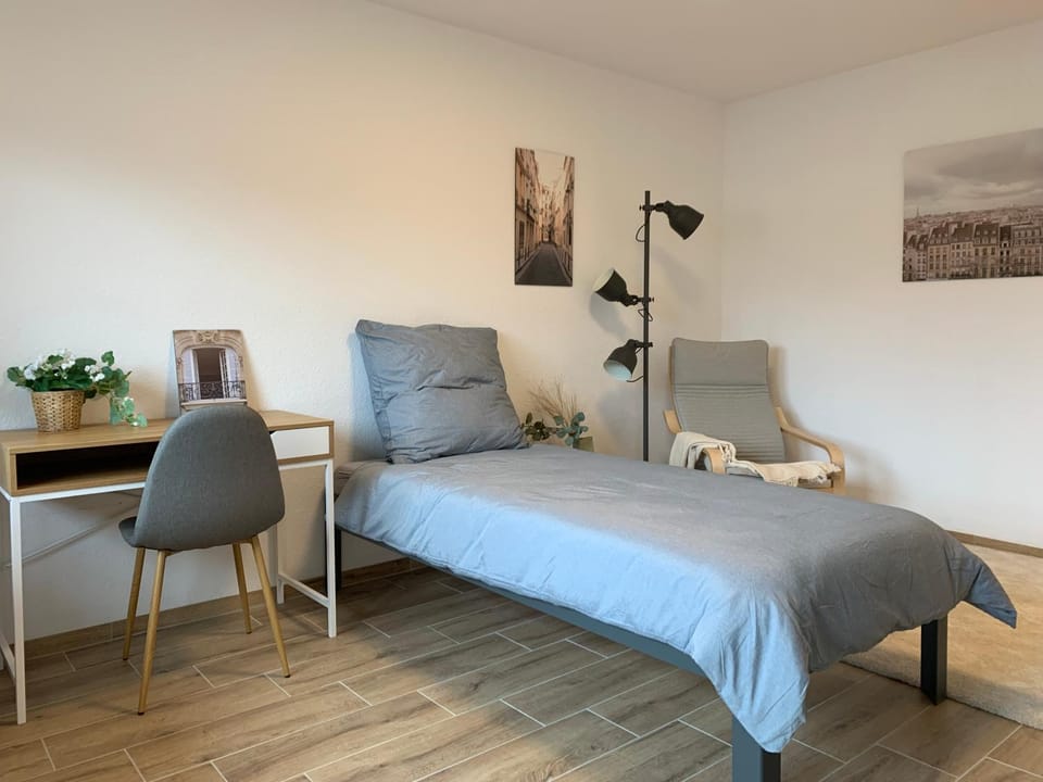 Bed, Living room, Photo of the whole room, Seating area, Bedroom
