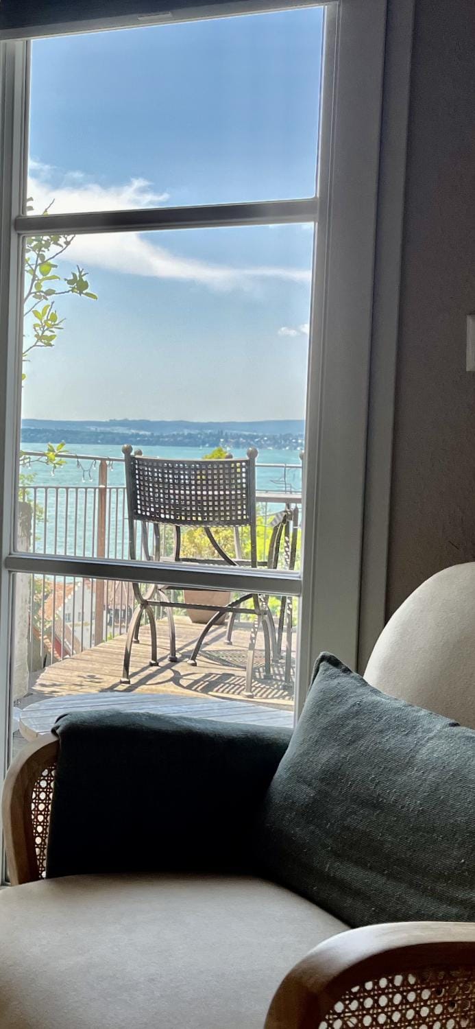 View (from property/room), Balcony/Terrace, Living room