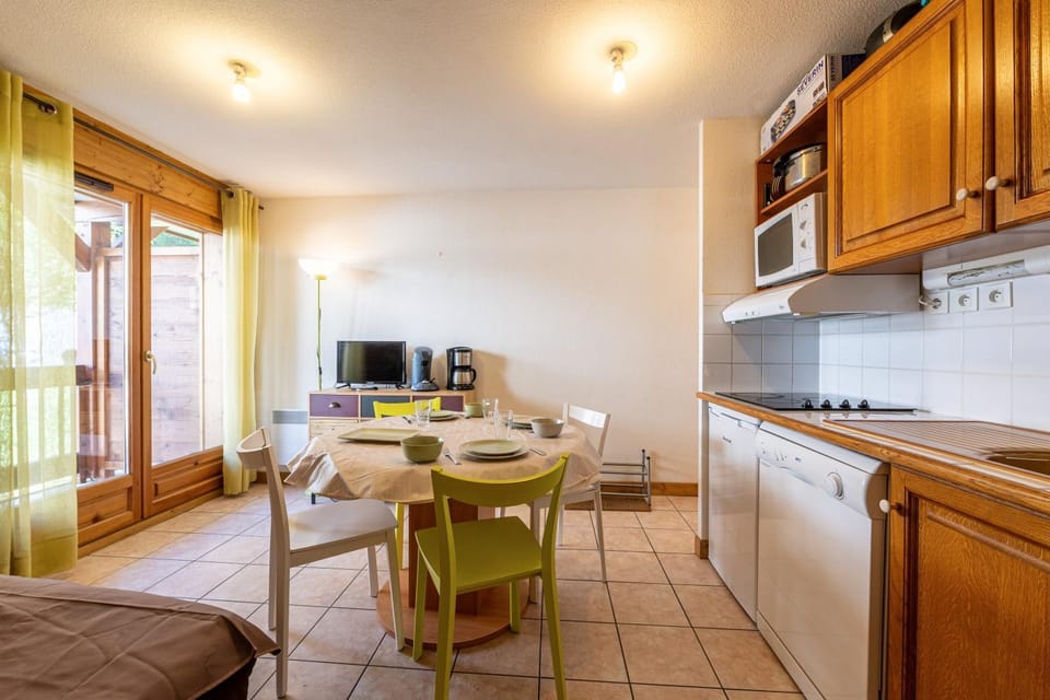 Property building, Kitchen or kitchenette, Living room
