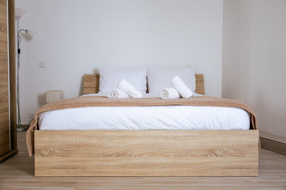 Bed, Photo of the whole room, Bedroom, towels
