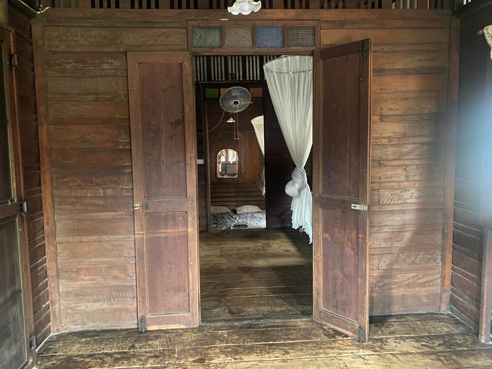 Photo of the whole room, Bedroom, wardrobe