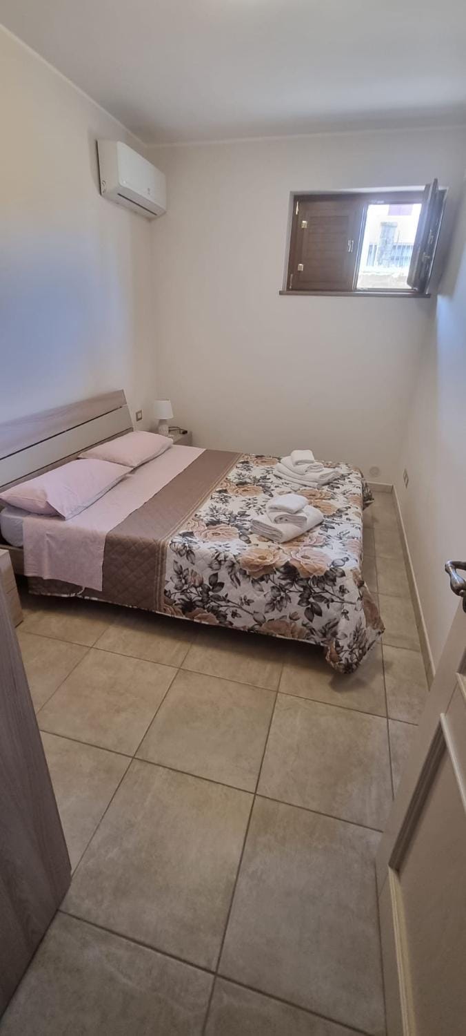 Bed, Bedroom, towels, air conditioner