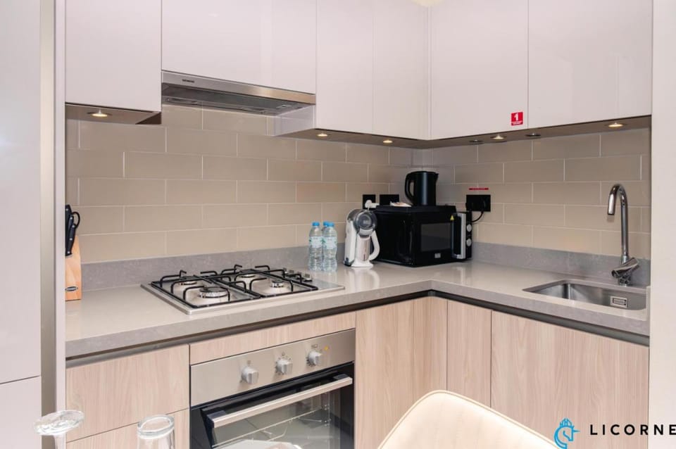 Coffee/tea facilities, Kitchen or kitchenette, stove