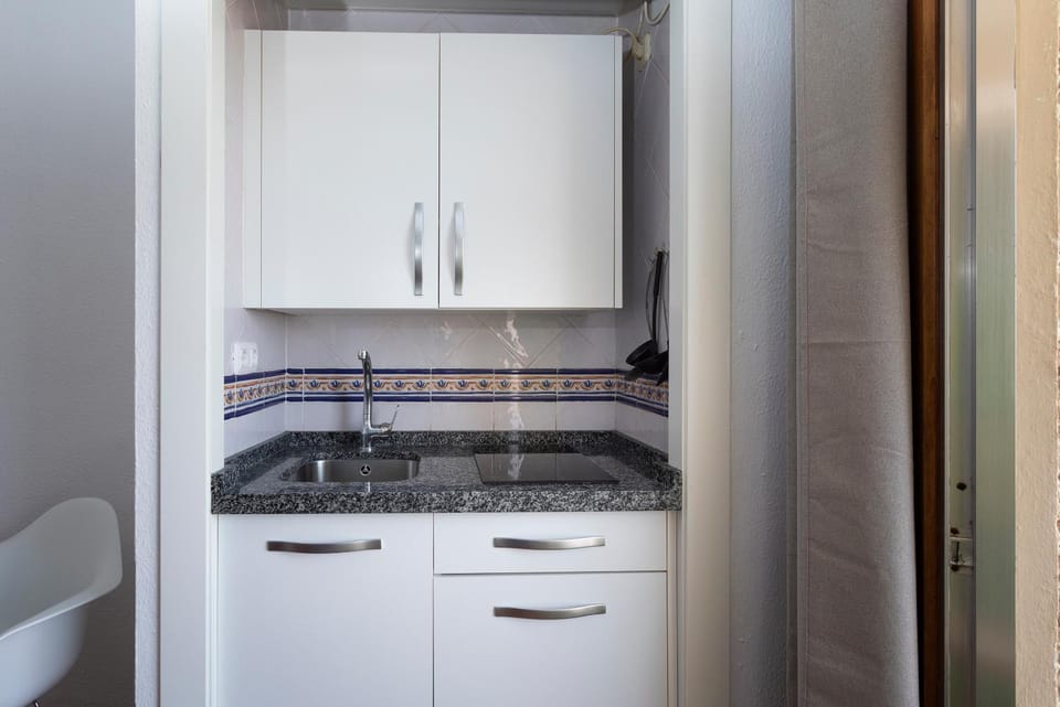 Kitchen or kitchenette, microwave, kitchen