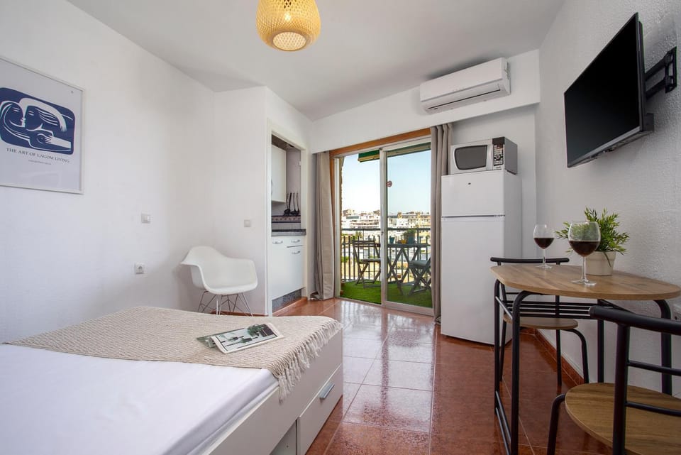 Bed, TV and multimedia, Photo of the whole room, Bedroom, towels, air conditioner