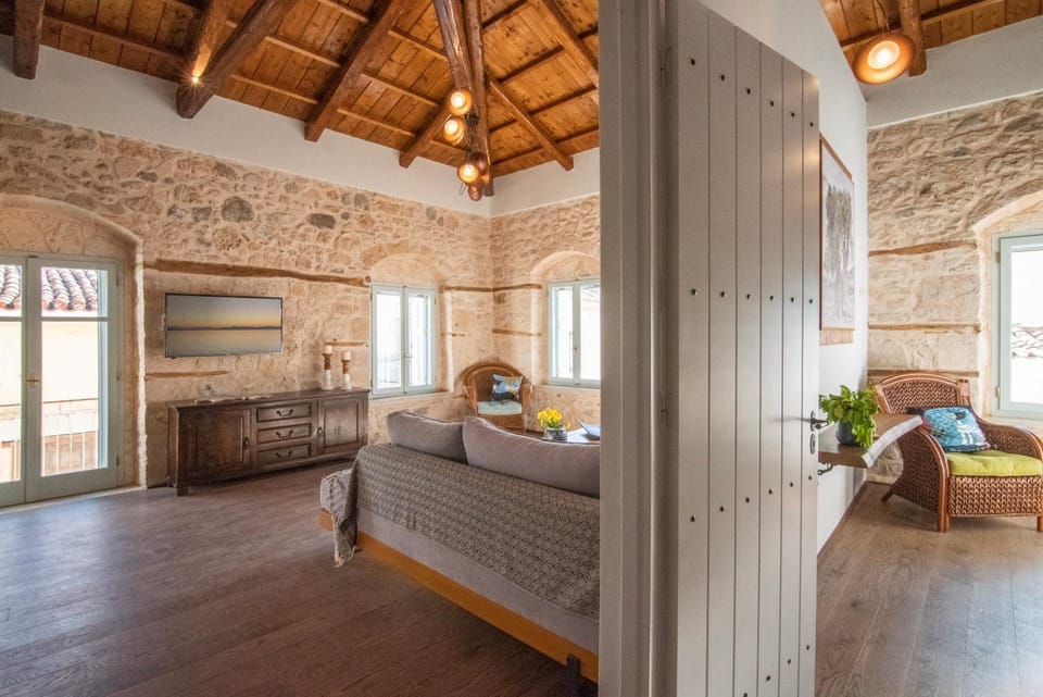 Bed, Living room, Photo of the whole room, Seating area, Bedroom