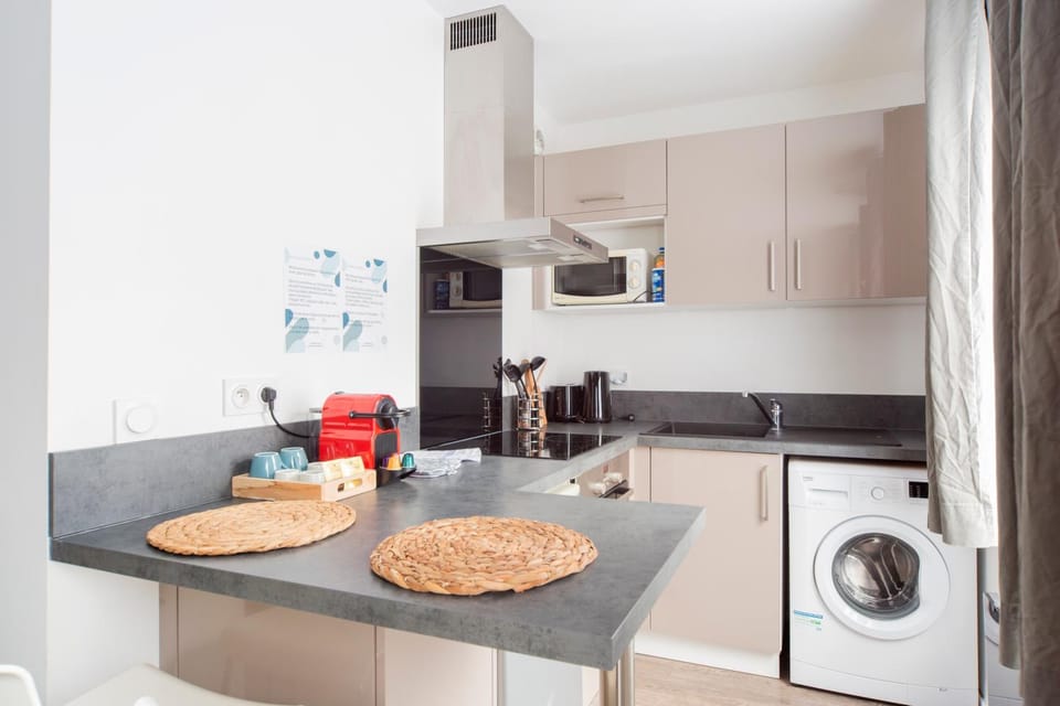 Kitchen or kitchenette, Dining area, minibar, oven, stove, toaster, washing machine