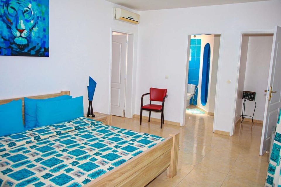 Bed, Photo of the whole room, Seating area, Bedroom, air conditioner