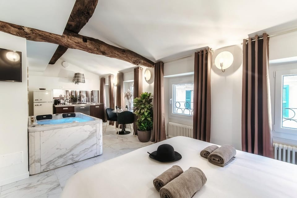Bed, Hot Tub, kitchen