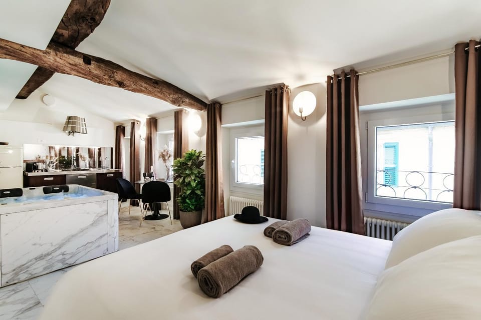 Bed, Hot Tub, towels, kitchen