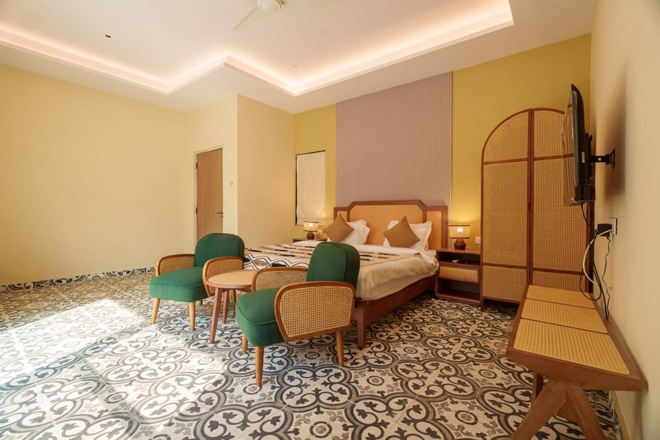 Bed, TV and multimedia, Photo of the whole room, Seating area, Bedroom, wardrobe