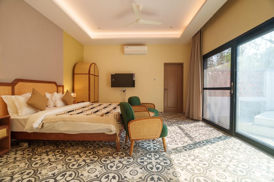 Bed, TV and multimedia, Seating area, Bedroom, air conditioner