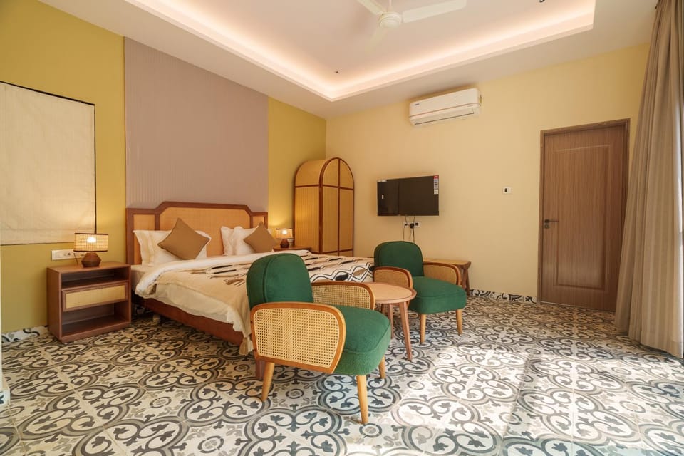 Bed, TV and multimedia, Photo of the whole room, Seating area, Bedroom, wardrobe, air conditioner
