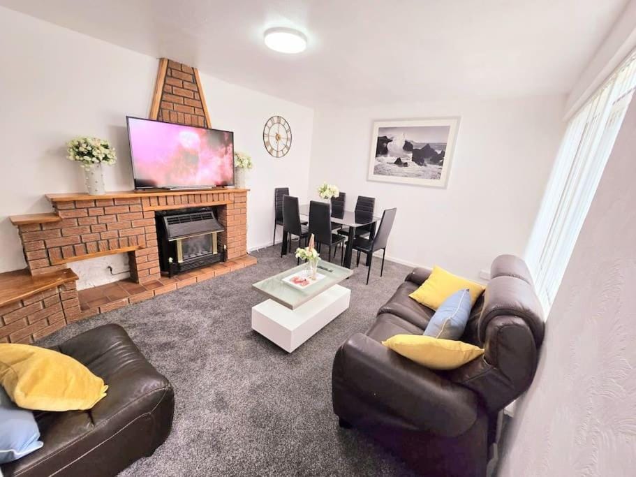 Attractive 4 bedroom entire house in Nottingham House in England