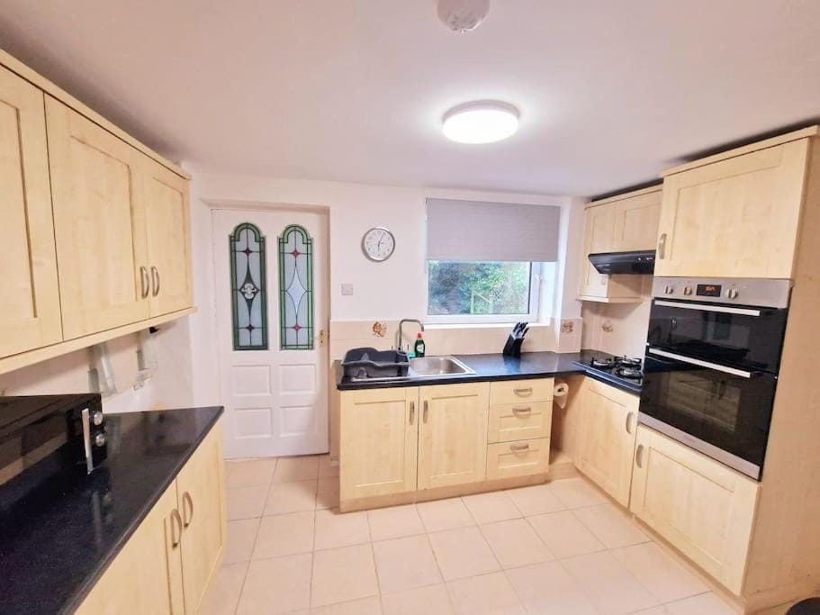 Attractive 4 bedroom entire house in Nottingham House in England